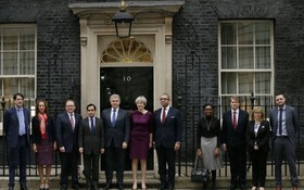 英國首相特蕾莎‧梅（中）與新內閣部分成員應對「脫歐」。（圖源：新華網）