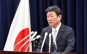 負責CPTPP談判的日本​代表在23日舉行的記者會上發言。​ （圖源：越通社）