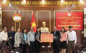 市越南祖國陣線委員會副主席趙麗慶代表幹部團向廣南省同胞贈送3億元。（圖源：市黨部新聞網）