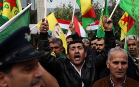庫爾德人抗議土耳其軍隊在敘利亞西北部的軍事打擊行動。（圖源：路透社）