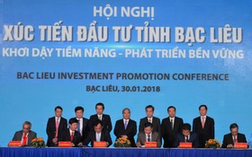 政府總理阮春福見證各企業代表與薄寮省人委會領導簽署投資備忘錄。