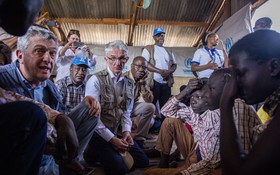 聯合國難民署高級專員格蘭迪和緊急人道協調員洛科克看望南蘇丹難民。（圖源：聯合國）