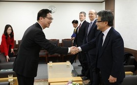 2月2日，在韓國政府辦公樓，千海成（左）與約瑟夫·尹握手。（圖源：韓聯社）