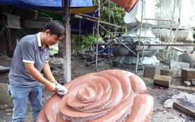 黎晉安在石雕加工廠工作。
