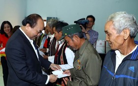 阮春福總理向少數民族同胞贈送禮物。（圖源：統一）