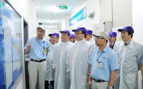 河內市市委書記黃忠海(前右二)看望越南SEI電子零件有限責任公司。（圖源：秋河）