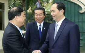 國家主席陳大光與司法改革指委會幹部交談。（圖源：越通社）