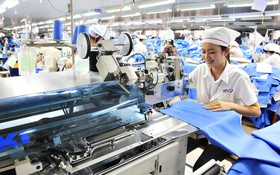 現代紡織機械投入生產中。