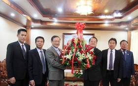 我國駐老撾大使阮伯雄(左三)轉贈阮富仲總書記向老撾總書記、國家主席本揚‧沃拉吉的祝賀花籃。