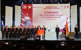 政府總理阮春福代表黨、國家領導向越南農業與農村發展銀行頒授一等勞動勳章。（圖源：AgriBank）