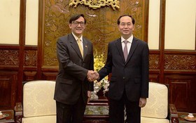 國家主席陳大光(右)接見值工作任期屆滿前來辭行拜會的泰國駐越南大使馬諾齋‧旺帕迪。（圖源：VOV）