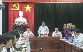 河內市人委會主席阮德鍾(中)在會議上發表講話。