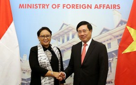 我國外交部長范平明(右)與印尼外交部長雷特諾‧馬爾蘇迪。（圖源：外交部）