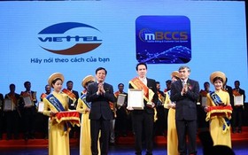 新聞與傳播部副部長阮明紅(前右一)向Viettel代表頒發2018年“奎宿”稱號並表示祝賀。