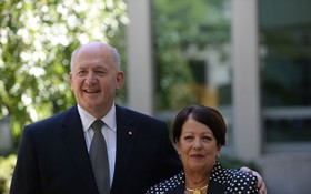 圖為澳大利亞總督彼得‧科斯格羅夫與夫人。（圖源：AAP）