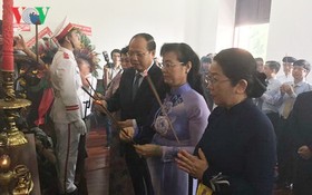 市領導代表團在本市胡志明博物館上香緬懷。（圖源：VOV）