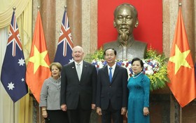 國家主席陳大光伉儷與澳大利亞總督彼得‧科斯格羅夫伉儷合照。（圖源：日北）