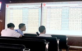 5月23日，越南股市已脫離1000點和直線下跌988點。