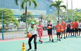 李榮康教練指導學員帶球上籃技術。