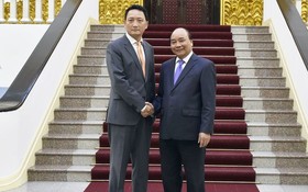 政府總理阮春福（右）接見韓國駐越南大使金度。（圖源：日北）
