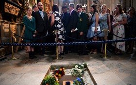 1000名各界人士出席了霍金追悼會與骨灰下葬儀式。（圖源：AFP）