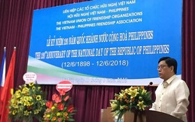菲律賓駐越南大使Noel Servigon在紀念會上發言。（圖源：KL/DANGCONGSAN.VN）