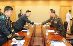 6月25日，韓朝在韓朝出入境事務所舉行大校級工作會談，圖為會前雙方代表握手。（圖源：韓聯社）