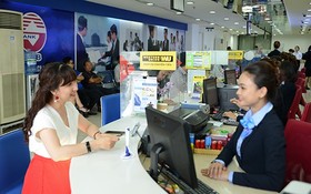 西貢商業銀行正在為客戶服務。