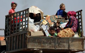 成千上萬敘利亞民眾從離開約旦邊境，踏上返回家園之路。（圖源：路透社）