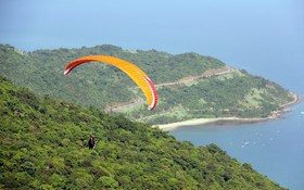在空中駕滑翔傘是峴港市吸引國內外遊客的體育活動之一。