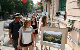 國際遊客觀光河內街道並觀賞街道圖展。（圖源：互聯網）