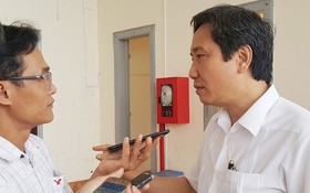 內務部副部長陳英俊答《西貢解放報》記者提問。