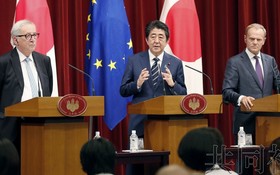 歐洲理事會主席、日本首相和歐盟委員會主席(從左至右)舉行會談。（圖源：共同社）