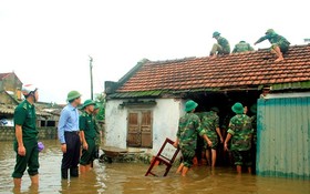 戰士們協助災民維修被颱風破壞的屋頂。