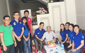 第六郡青年慰問越南英雄母親黎氏映。