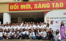 參加越南夏令營的6國法語大學生在河內大學校園內合照。