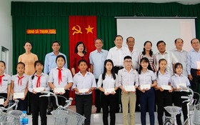 越南祖國陣線中央委員會主席陳清敏同志（後排左五）向貧窮好學子弟頒發助學金及自行車後同大家合影留念。（圖源：馮勇）