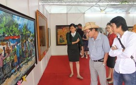 此屆美術展吸引了各界人士前來觀賞藝術作品。（圖源：黃忠）
