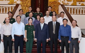 政府總理阮春福與越南落葉劑受害者協會領導合照。（圖源：互聯網）