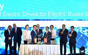 VinFast與越南西門子公司雙方代表簽訂有關電動巴士生產合作協議。