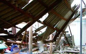 平順省富貴島縣的一間住房遭旋風吹襲掀頂倒塌。（圖源：斯兄）