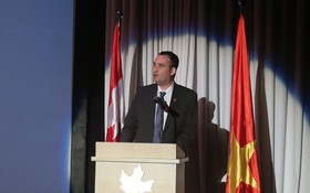 加拿大駐胡志明市總領事凱爾•努納斯（Kyle Nunas）在紀念儀式上發言。（圖源：寶珠）
