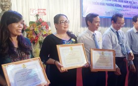 市教育與培訓廳工會委員兼市華語成人教育中心主任錢美秀榮獲出色表現的個人獎。