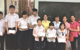 台商李桂芬女士與本報教育組配合向潁川雙語學校頒贈助學金。
