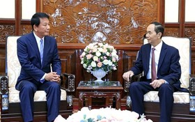 國家主席陳大光（右）接見越-日特別大使杉良太郎。（圖源：顏創）
