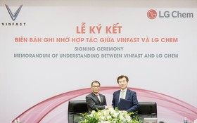 溫納集團副總經理武光惠（左）與LG Chem公司代表簽署電池生產合作備忘錄。（圖源：雅芳）