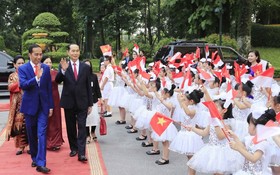 國家主席陳大光和夫人在主席府隆重舉行歡迎印尼總統佐科‧維多多和夫人儀式。（圖源：顏創）