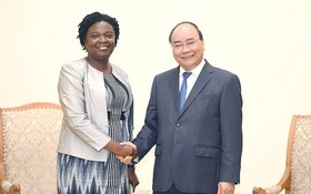 政府總理阮春福（右）接見世界銀行(WB)亞太地區副行長維多利亞‧克瓦。（圖源：VOV）