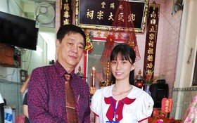 鄧氏宗祠理事長鄧榮(左)向鄧美心 特別優秀生頒發三份獎學金。