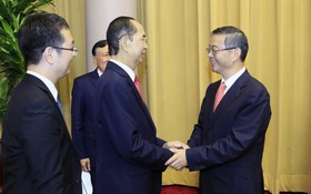 國家主席陳大光(左二)與中國最高人民 法院院長周強交換意見。（圖源：越通社）